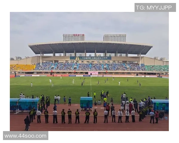 《足球赛场上的风云变幻：探讨技术进步与战术革新对现代足球的影响》