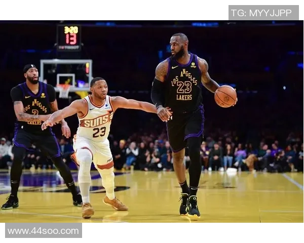 湖人激战太阳巅峰对决詹姆斯携队鏖战布克比拼攻防智慧