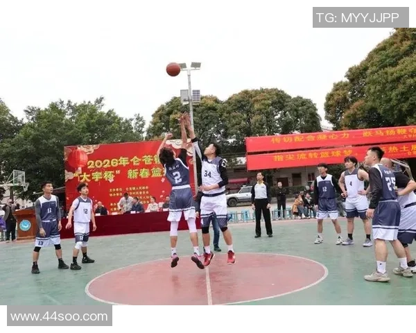 激烈对决展现运动员顽强拼搏精神,篮球赛场激情四溢掀起观众热潮 激烈对决展现运动员顽强拼搏精神,篮球赛场激情四溢掀起观众热潮